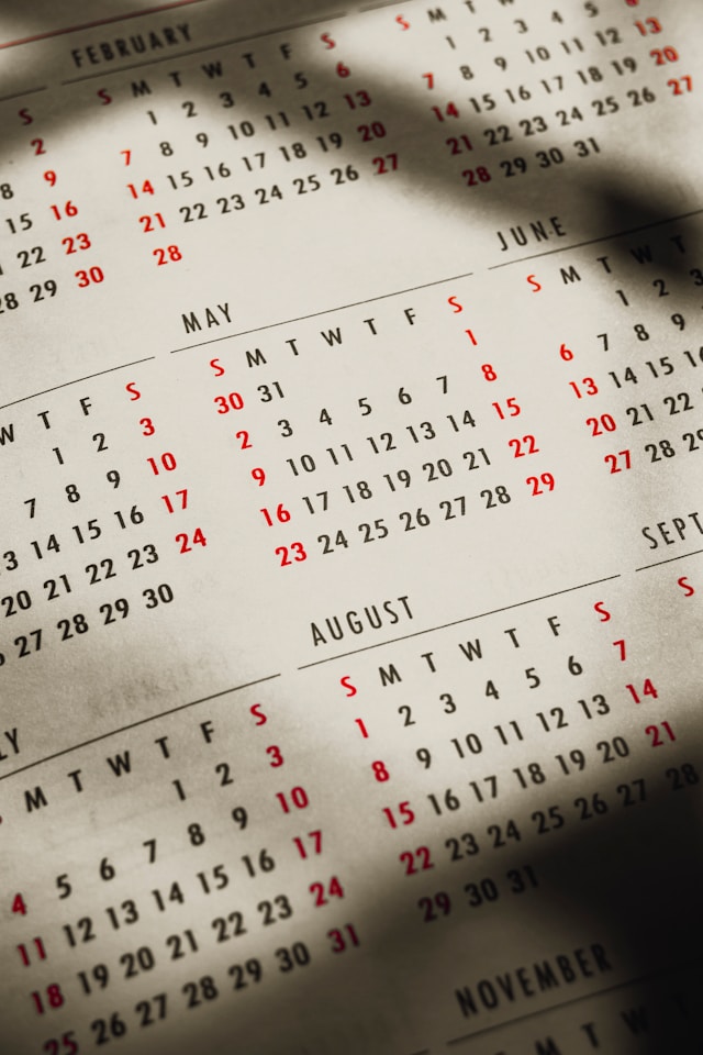 Calendar showing highlighted dates and scheduled sessions for upcoming cybersecurity, IT, and hands-on technical training courses.